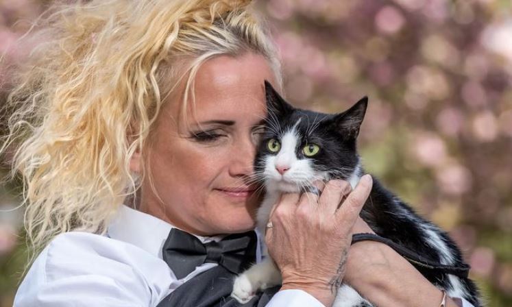 49χρονη παντρεύτηκε την γάτα της ώστε να μην της κάνουν έξωση