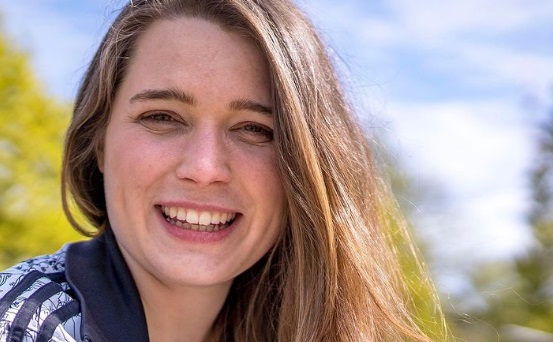 Γερμανία: 24χρονη βουλευτής κλαίγεται γιατί θυσιάζει τα νιάτα της ενώ παίρνει μισθό 10.000€